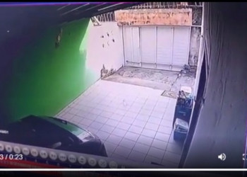 Vídeo: família é feita refém e bandidos roubam até o cachorro no Acarape